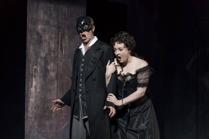 William Dazeley as Don Giovanni and Jennifer Davis as Donna Anna (Photo credit: Bill Cooper)